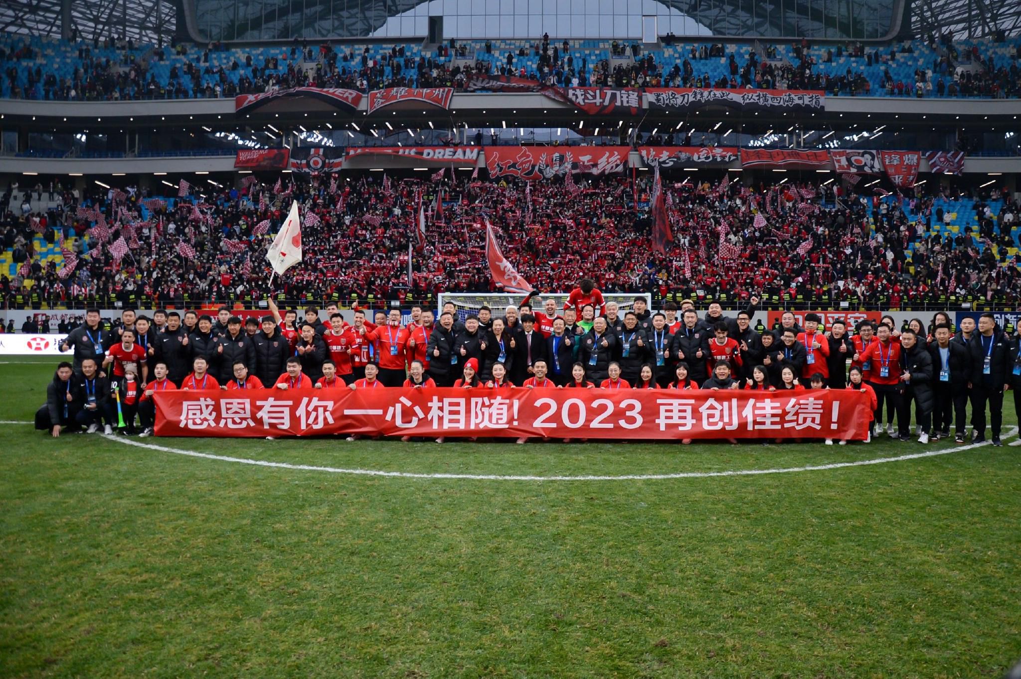 大鹏饰演的建筑商人陈信文生活优渥却不安于现状，伙同堂弟陈欣年（孙阳 饰）与一众法外之徒嚣张犯下2分钟抢劫银行1500万的惊人罪行，同伙被捕后陈信文与堂弟隐姓埋名逃往境外，与此同时以王守月（林家栋 饰）、何蓝（张颂文 饰）为代表的警方也对他们展开了紧逼不放的追捕行动